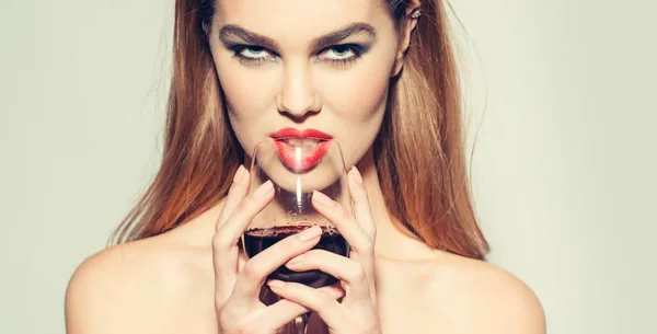 Mooi meisje met rode lippen wijn drinken uit glas — Stockfoto