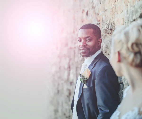 Hombre barbudo guapo o novio afroamericano — Foto de Stock