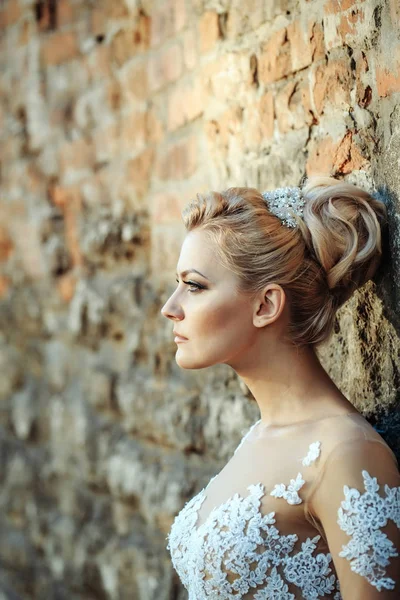 きれいな女の子や古いレンガの壁にかわいい花嫁 — ストック写真
