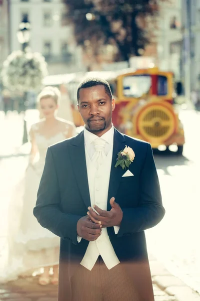 Felice sposo africano americano e sposa carina che cammina per strada — Foto Stock