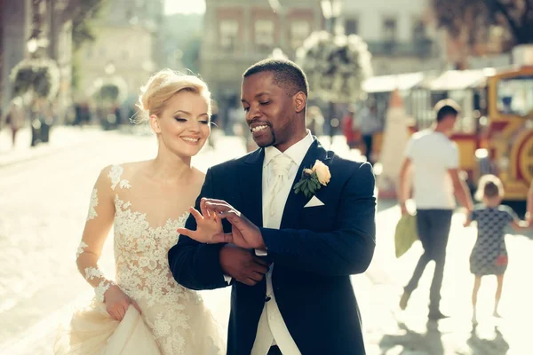 Glad afroamerikanska brudgummen och söt brud gå på gatan — Stockfoto