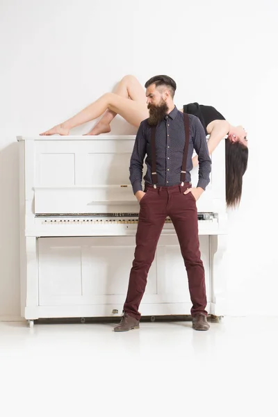 Barbuto uomo e ragazza con pianoforte — Foto Stock