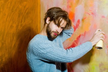 Sakallı adam veya ressam sprey boya şişeyle sakallı