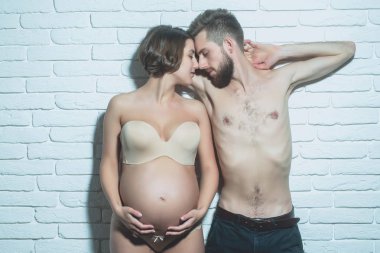 ince yuvarlak karın ile oldukça hamile kadın ve sakallı