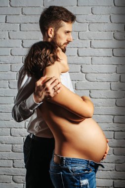 sakallı adam ve çok hamile kadın çıplak yuvarlak karın ile