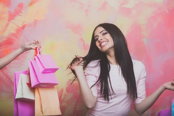 Szép szexi mosolygó nő, bevásárló táskák, színes háttérrel — Stock Fotó