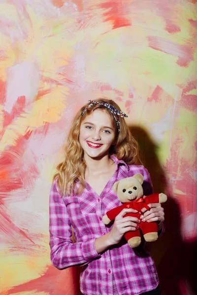 Ευτυχισμένος κορίτσι αρκετά χαμόγελα με χαριτωμένο αρκουδάκι με κόκκινο χρώμα — Φωτογραφία Αρχείου