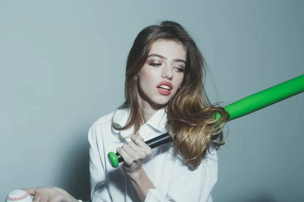 Mujer bastante sexy con el pelo largo sostiene bate de béisbol verde —  Fotos de Stock