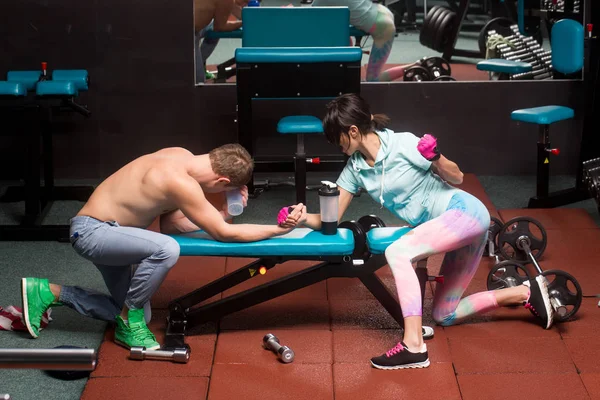 Brazo lucha muscular hombre y chica en el gimnasio — Foto de Stock
