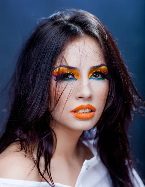 Jolie femme sexy avec maquillage orange vif à la mode — Photo