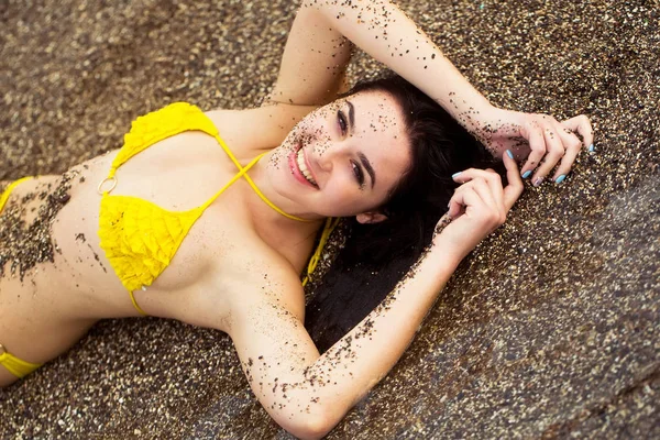 Menina muito feliz sorrindo na praia do mar — Fotografia de Stock