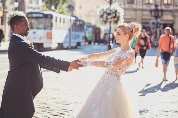 Щасливі афро-американських нареченого і мила наречена танці на вулиці — стокове фото