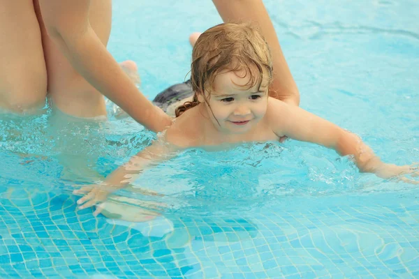 Schattige babyjongen leert om te zwemmen met moeders hulp — Stockfoto