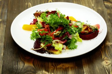 Lezzetli sebze salatası.