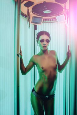 seksi vücut Solaryum ile oldukça çıplak kadın