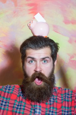 Şaşırmış sakallı adam ile kafasına pembe seramik kumbara