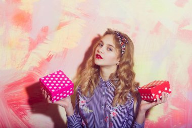 İki kırmızı ve pembe polkadot hediye kutuları ile güzel kız