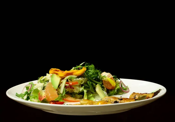 Grön sallad med stekt fisk — Stockfoto