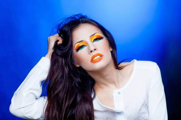 Bella donna sexy con trucco arancione brillante alla moda — Foto Stock
