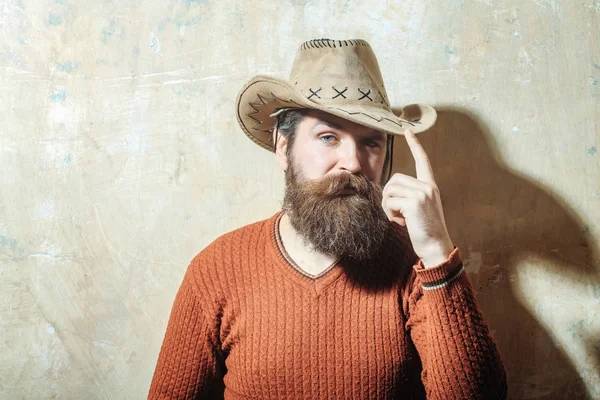 Бородатый мужчина в ковбойской шляпе — стоковое фото