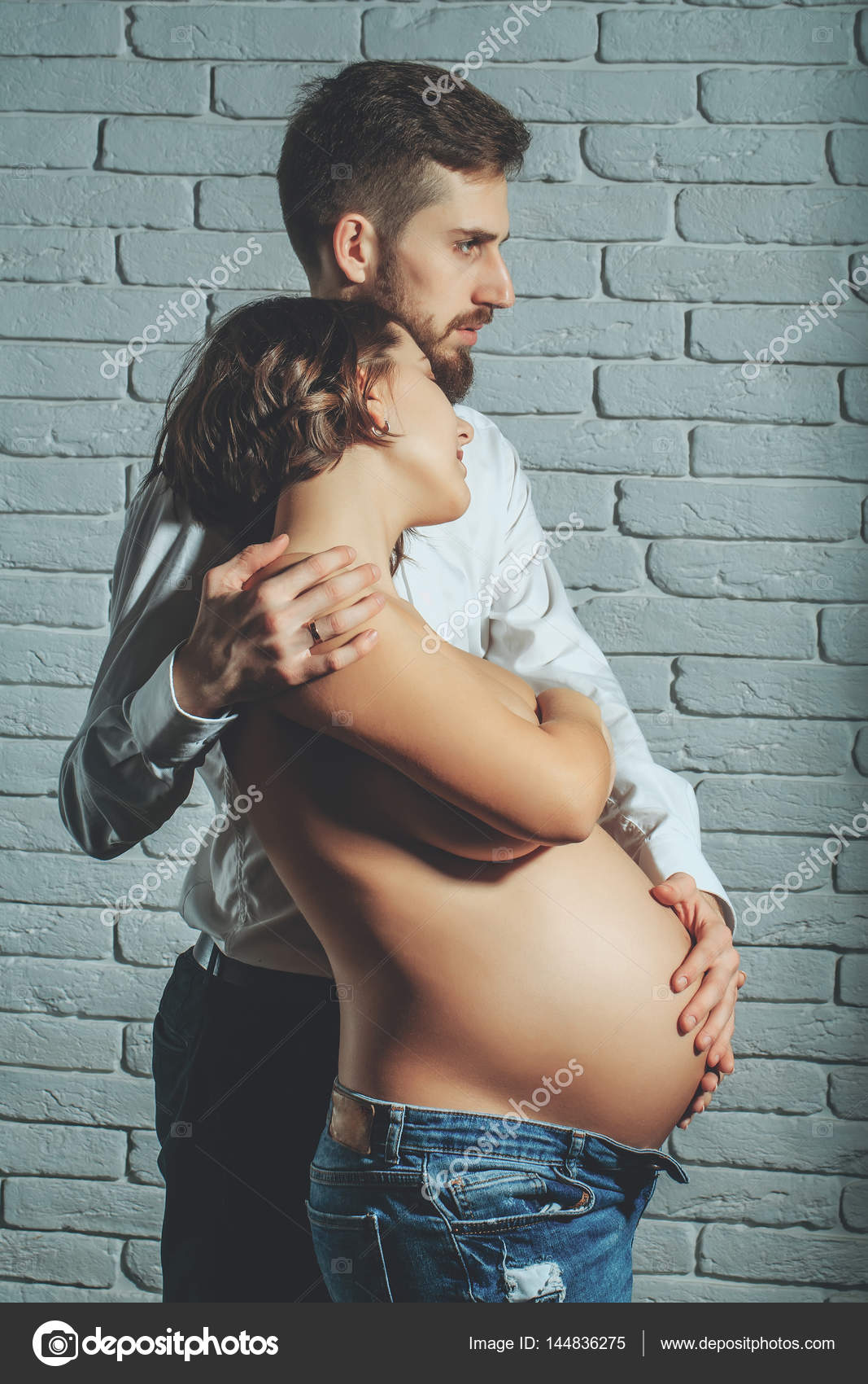1067px x 1700px - Bearded man and pretty pregnant woman with naked round belly ...