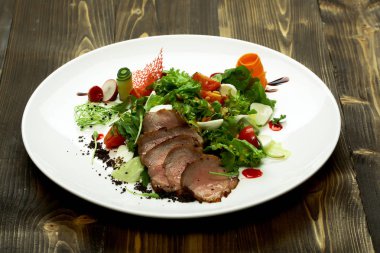 Fırında etli yeşil salata