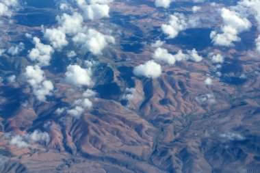 Pastoral kel dağ zirveleri bulutlar düzlem altında