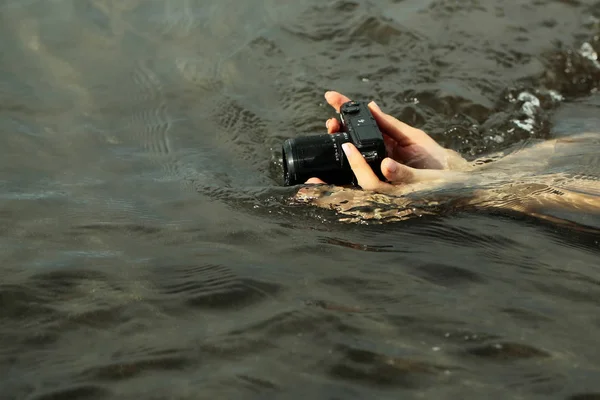 海の下で撮影の手でレンズと黒のウェット カメラ — ストック写真