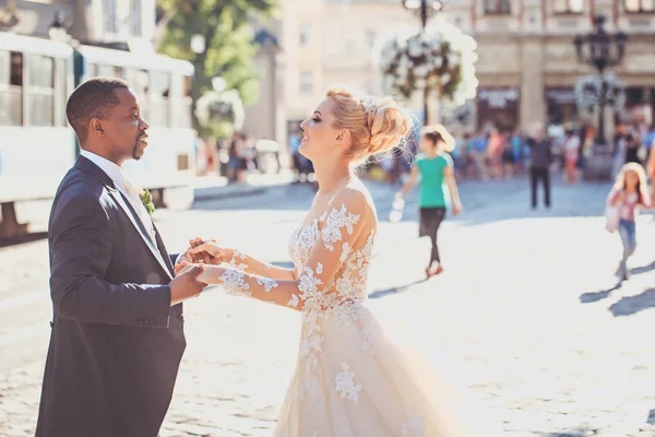 Feliz noivo afro-americano e linda noiva dançando na rua — Fotografia de Stock