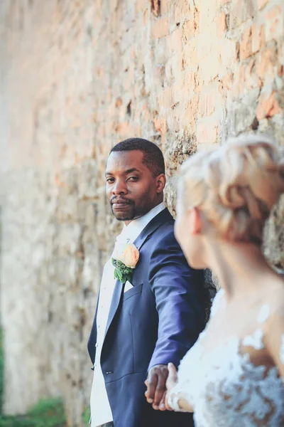 Бородатий красенем або афро-американських нареченого — стокове фото