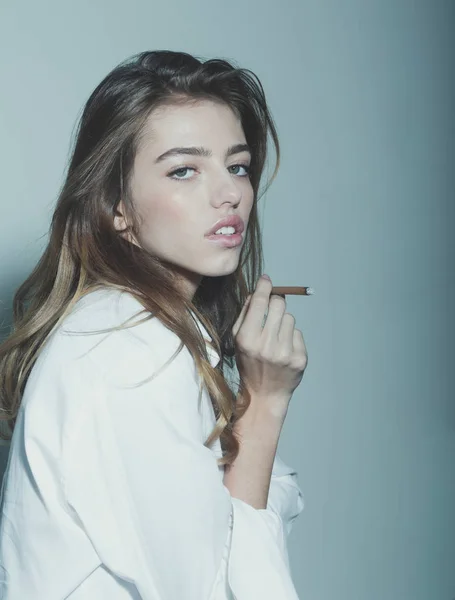 Ganska sexig kvinna eller tjej med långt hår rökning cigarett — Stockfoto