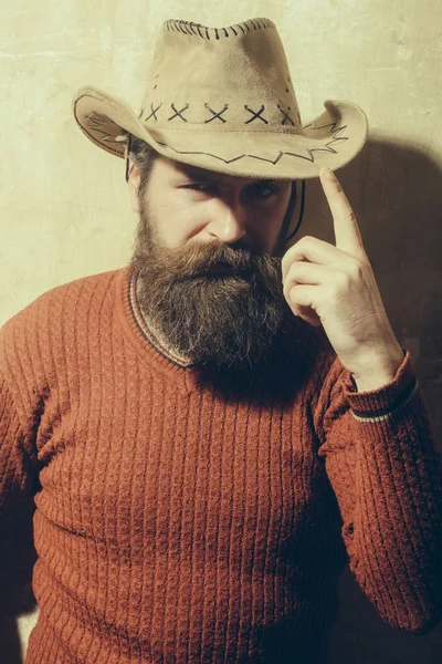 Бородатий чоловік у ковбойському капелюсі — стокове фото