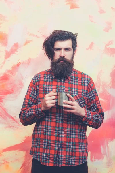 Homem barbudo com cabelo franja elegante segurando caneca de metal — Fotografia de Stock