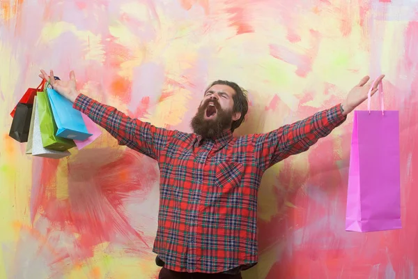 Felice uomo barbuto gridando con borse colorate di carta shopping — Foto Stock