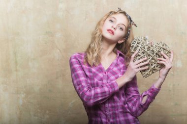 Sevgililer günü için kalp hasır güzel kız