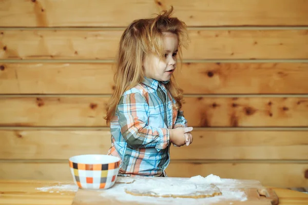 Roztomilé dítě vaření s těsto, mouka a mísa na dřevo — Stock fotografie