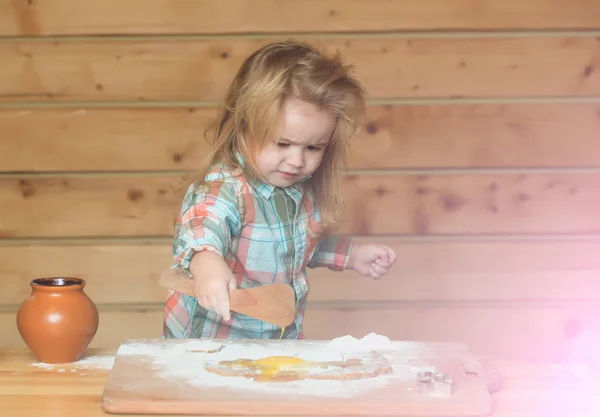 Lindo niño cocinando con masa, harina, huevo y tazón — Foto de Stock