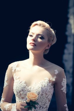 Oldukça sevimli gelin gelinlik güzel makyaj ile