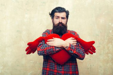 Üzgün sakallı adam kırmızı kalp şekli oyuncak elleri ile sarılma