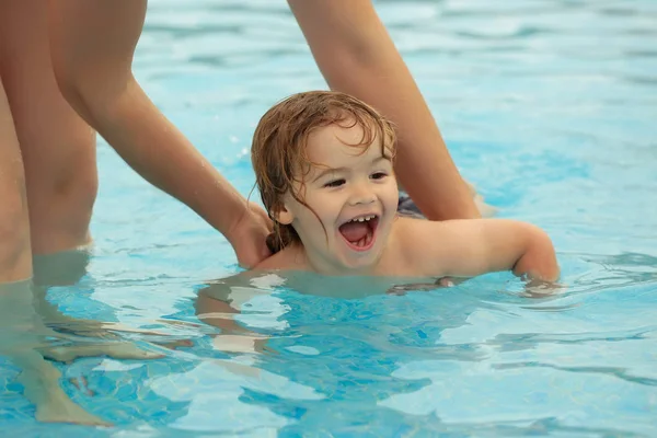 Chłopiec Cute dziecko uczy się pływać z pomocy matki — Zdjęcie stockowe