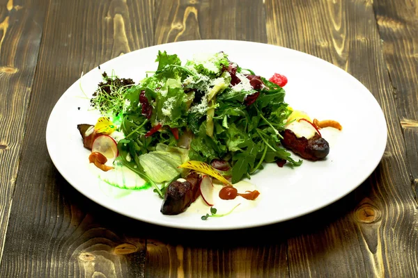 Läcker grön sallad med kött — Stockfoto