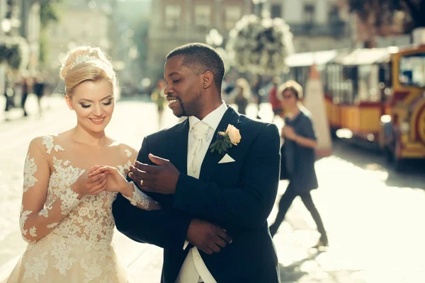 Feliz noivo afro-americano e noiva bonito andando na rua — Fotografia de Stock