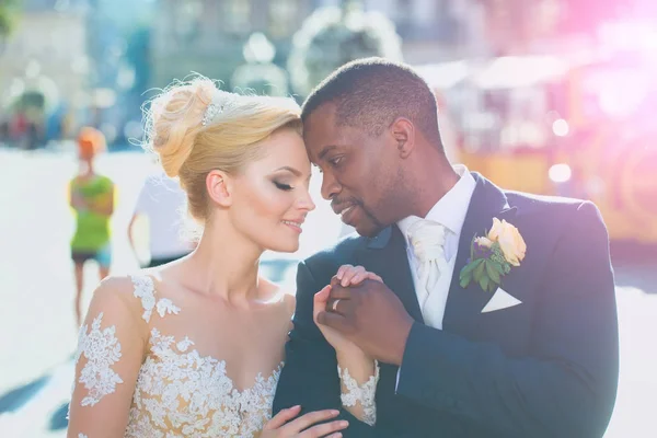 Casal amoroso de noiva bonito e noivo afro-americano — Fotografia de Stock