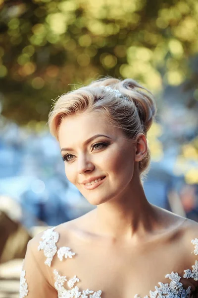 Glad söt tjej med vackra makeup och blont hår — Stockfoto