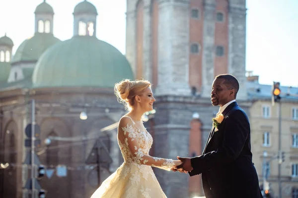 Felice sposo africano americano e sposa carina ridendo sulla strada — Foto Stock