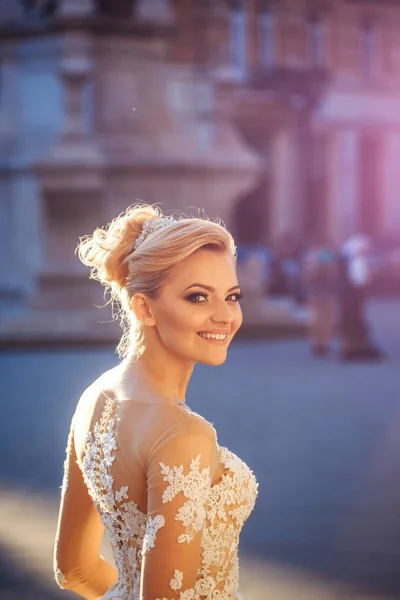 Счастливая красивая девушка или милая невеста — стоковое фото