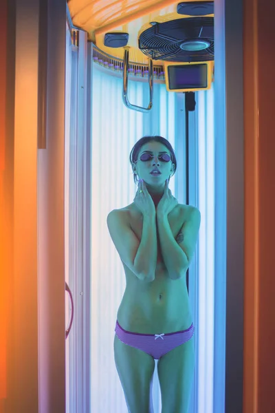 Docela nahá žena s sexy tělo v soláriu — Stock fotografie