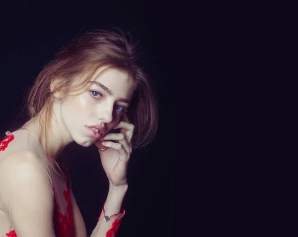 Hübsche sexy Frau mit langen Haaren im rot bestickten Body — Stockfoto