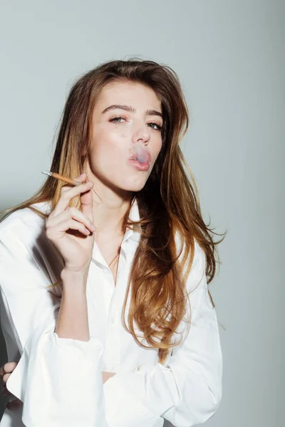 Αρκετά σέξι γυναίκα ή κορίτσι με μακριά μαλλιά κάπνισμα τσιγάρο — Φωτογραφία Αρχείου