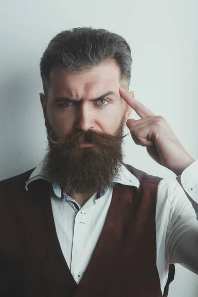Hombre barbudo, brutal hipster caucásico con cara seria — Foto de Stock